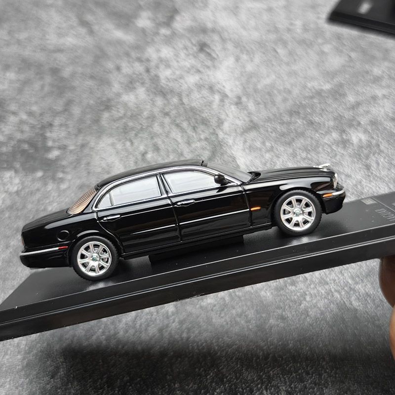 AR BOX Diecast Escala 1:64 XJ6 - Die Cast Car 1 64 avaliação e preço